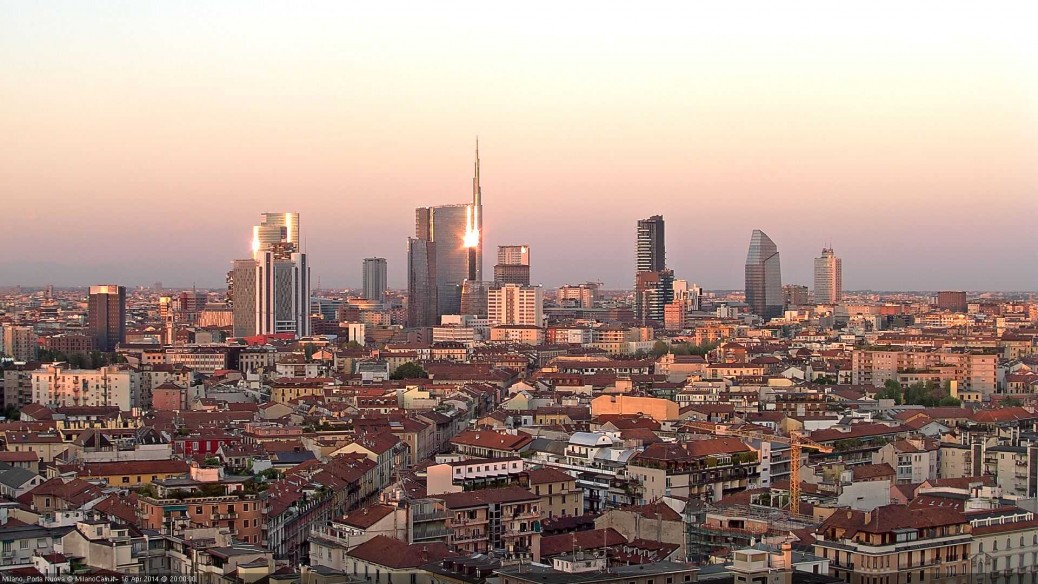 Veduta dei palazzi di Milano al tramonto, simbolo del mercato degli affitti brevi in Italia.