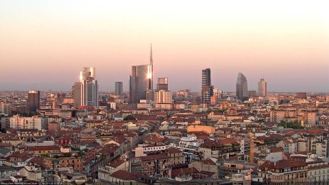 Veduta dei palazzi di Milano al tramonto, simbolo del mercato degli affitti brevi in Italia.