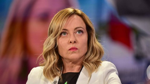 Giorgia Meloni durante la conferenza stampa sulla Manovra 2025 e il contributo delle banche