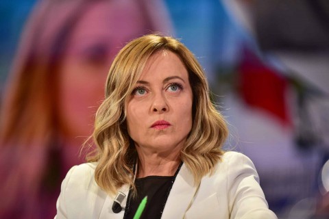 Giorgia Meloni durante la conferenza stampa sulla Manovra 2025 e il contributo delle banche
